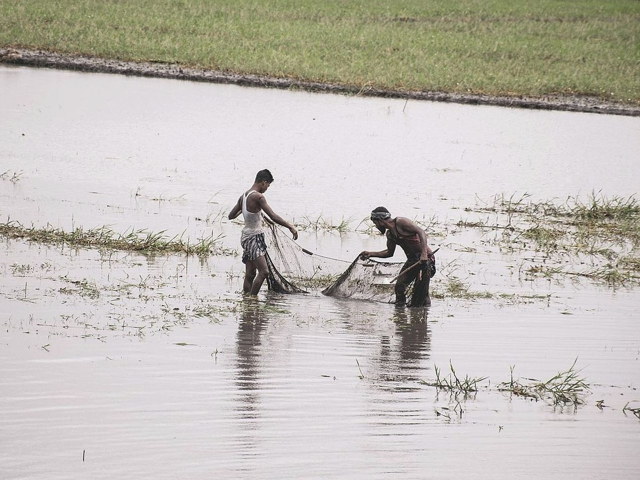 Rio dentro de garganta rochosa — local de pesca tradicional