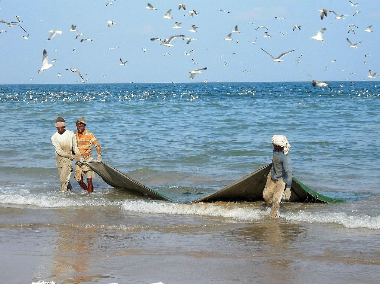 Pescador na madrugada sobre o gelo do lago